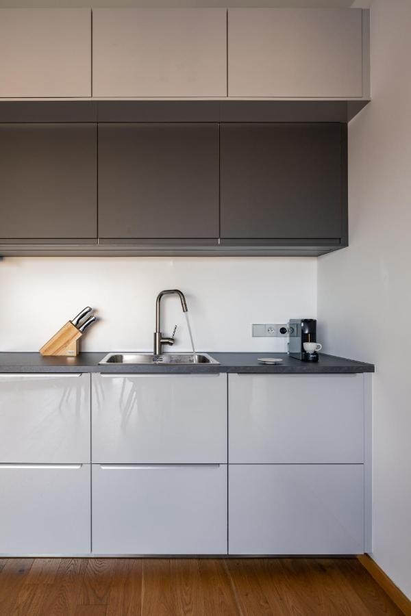 Airy & Stylish Flat In Smichov By Days Praga
