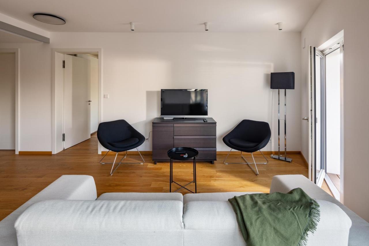 Airy & Stylish Flat In Smichov By Days Apartament